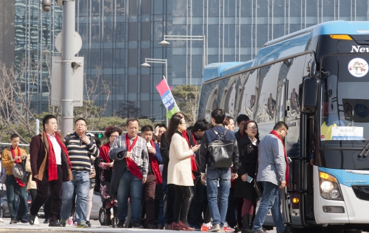 서울 종로구 세종로 경복궁을 관람한 외국인 관광객들이 광화문 앞에서 버스에 올라타고 있다. ⓒ여성신문