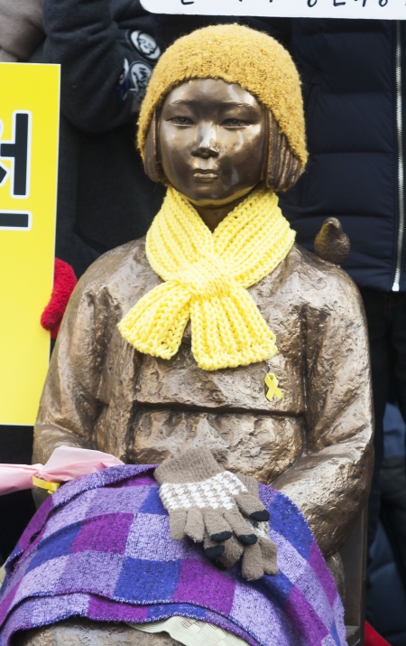 서울 종로구 일본대사관 앞에서 열린 ‘1211차 정기 수요시위 및 일본군 위안부 피해 할머니들 추모제’에서 시민들이 소녀상에 모포와 장갑 등을 덮어두었다. ⓒ이정실 여성신문 사진기자