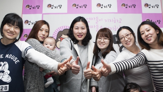 27일 서울 종로구 한 카페에서 엄지당 창당을 논의하기 위해 모인 엄마들 중 일부가 기념 촬영에 응했다. ⓒ이정실 여성신문 사진기자