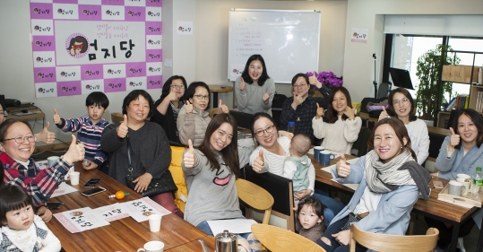 ‘엄마들이 지지하고 엄마들을 지지하는’ 엄지당이 27일 서울 종로구 한 카페에서 창당을 논의하기 위해 처음으로 공개 모임을 가졌다. ⓒ이정실 여성신문 사진기자