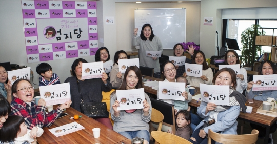 ‘엄마들이 지지하고 엄마들을 지지하는’ 엄지당이 27일 서울 종로구 한 카페에서 창당을 논의하기 위해 처음으로 공개 모임을 가졌다. ⓒ이정실 여성신문 사진기자