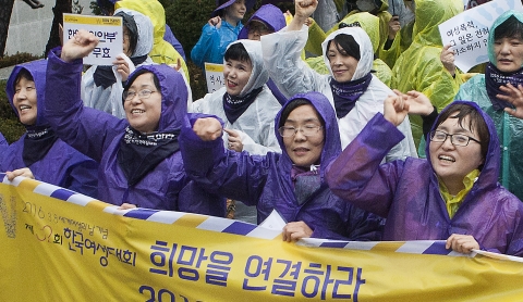 지난해 3월 5일 한국여성단체연합 회원들이 서울 종로 일대에서 3.8세계여성의날 기념 거리 행진을 하며 구호를 외치고 있다. ⓒ이정실 여성신문 사진기자