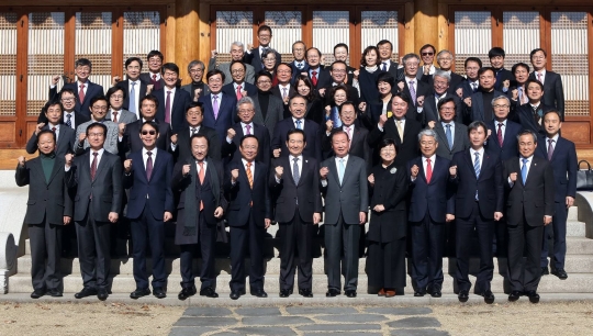 지난 2월 2일 위촉된 헌법개정특별위원회 자문위원 53명 중 여성은 8명에 그쳤다. ⓒ국회