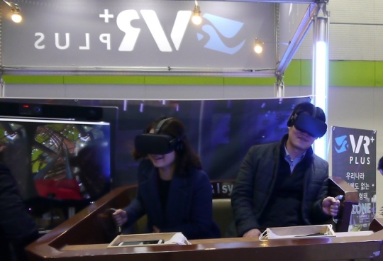 예비창업가들이 3일 서울 삼성동 코엑스에서 열린 ‘2017 프랜차이즈 서울’에 참석해 VR(가상현실)을 체험하고 있다. ⓒ여성신문