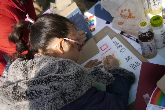 4일 오후 페미니스트 광장에 참여한 한 학생이 ‘1인1피켓 부스’에서 피켓을 만들고 있다. ⓒ여성신문