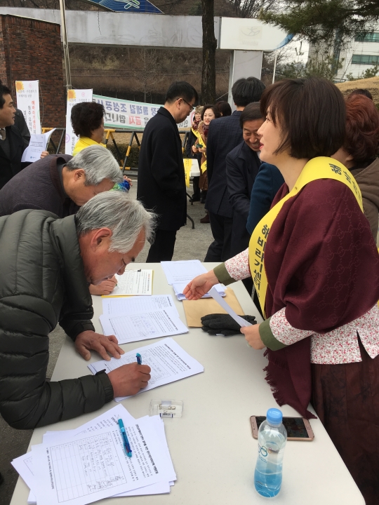 지난 1일 원주시여성단체협의회 회원들이 강원남부 해바라기센터 유치를 위한 서명운동을 전개하고 있다. ⓒ원주시 여성가족과