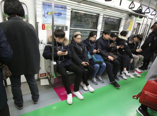 7일 서울 지하철 2호선 임산부 배려석에 남성이 앉아 있다. ⓒ이정실 여성신문 사진기자