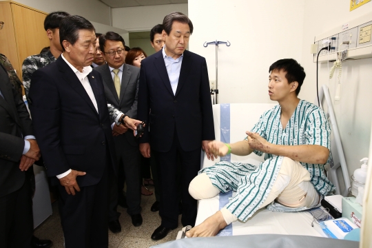 2015년 8월 31일 경기 분당 국군수도병원에서 새누리당 김무성 대표가 8월 13일 북한의 목함 지뢰 도발로 오른쪽 발목이 절단돼 입원한 김정원 하사를 병문안하고 있다. ⓒ뉴시스·여성신문