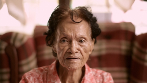 영화 ‘어폴로지’ 스틸컷. 필리핀의 아델라 할머니. ⓒ영화사 그램