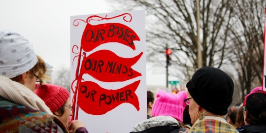 지난 1월 21일(현지 시간) 미국 워싱턴에서 열린 세계여성공동행진 중 참가자가 피켓을 들고 있다. ⓒFlickr