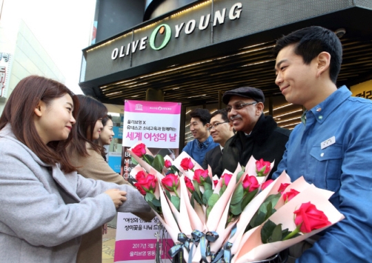 8일 서울 중구 명동 올리브영 본점 앞에서 올리브영 관계자들이 여성 고객에게 장미꽃을 나눠주고 있다. ⓒ올리브영