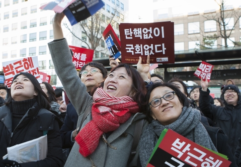 지난해 12월 9일 서울 여의도 국회 앞에 모인 국민들이 박근혜 대통령 국회 탄핵표결이 가결되자 환호하고 있다. ⓒ이정실 사진기자
