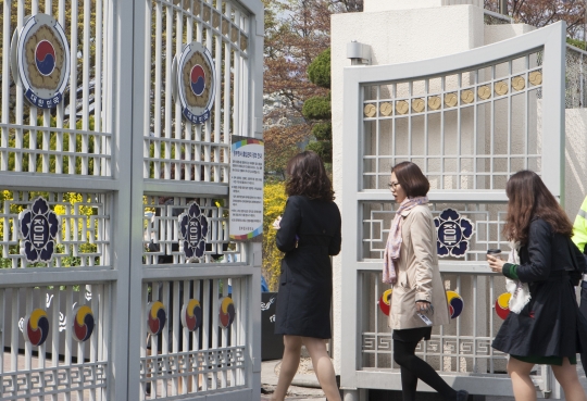 서울 광화문 정부종합청사로 들어가는 여성 공무원들. ⓒ이정실 여성신문 사진기자