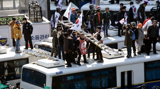 10일 오후 서울 종로구 헌법재판소 앞 도로에서 탄핵 인용에 항의하는 시민들이 태극기를 들고 헌재로 진입을 시도, 이를 막는 경찰들과 대치를 벌이고 있다. ⓒ뉴시스·여성신문