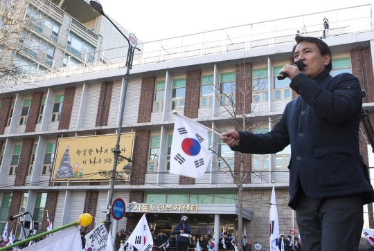김진태 자유한국당 의원이 박근혜 탄핵 기각 집회에서 무대에 올라 발언하고 있다. ⓒ이정실 여성신문 사진기자