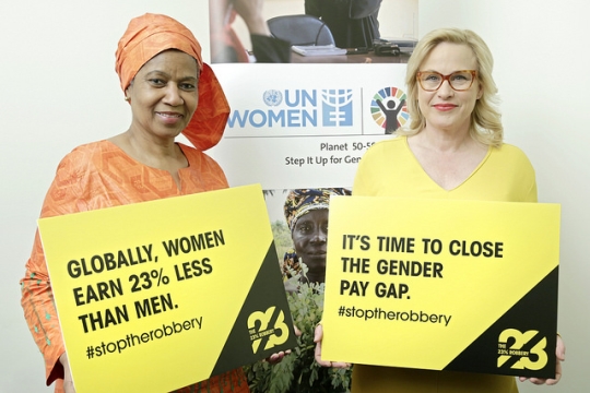 품질레 음람보-응쿠카 유엔 여성 총재(왼쪽)와 배우 패스티샤 아퀘트가 남녀임금격차 해소를 위한 ‘강도질을 멈춰라(#StopTheRobbery)’ 피켓을 들고 홍보하고 있다. ⓒUN Women/Ryan Brown