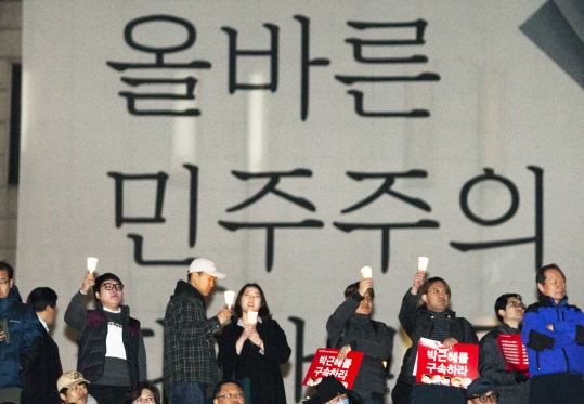 ‘박근혜정권퇴진 비상국민행동’은 오는 25일 오후 5시 서울 종로구 광화문광장에서 21차 범국민행동의 날 촛불집회를 개최한다고 밝혔다.