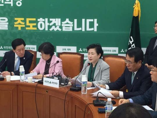 국민의당 최고위원회의에서 발언하는 신용현 최고위원(왼쪽에서 세번째) ⓒ국민의당