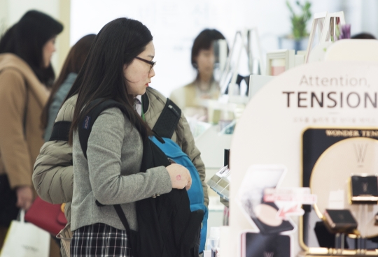3월 29일 서울 중구 명동의 화장품 상점에서 교복을 입은 여학생들이 화장품을 살펴보고 있다. ⓒ이정실 여성신문 사진기자