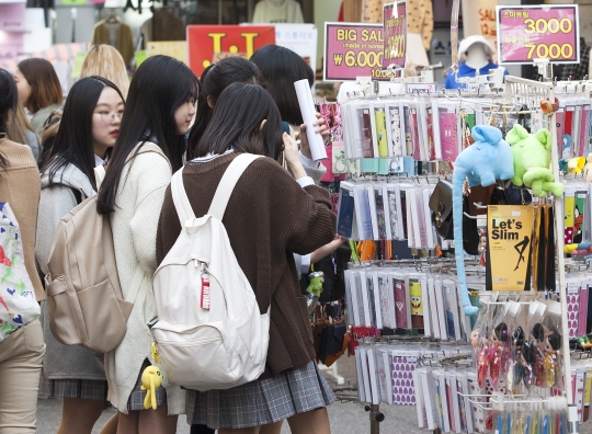 3월 29일 서울 서대문구 이화여대 인근 상점에서 교복을 입은 여학생들이 핸드폰 케이스를 살펴보고 있다. ⓒ이정실 여성신문 사진기자