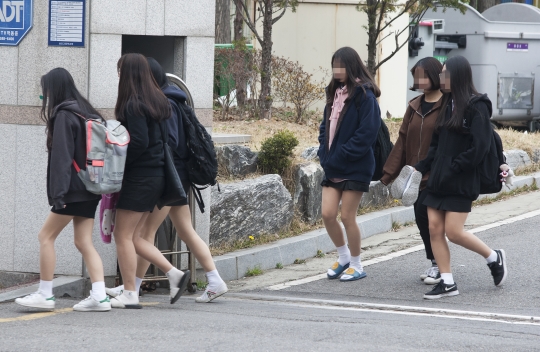 2017년이지만, 여전히 많은 중·고교가 여학생에게 치마 교복만을 허용한다. 사진은 28일 경기도 안산의 한 고등학교 학생들이 하교하는 모습. ⓒ이정실 여성신문 사진기자