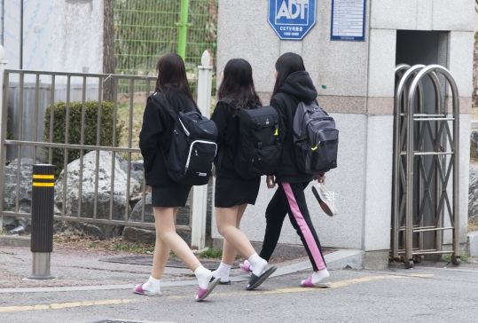 28일 경기도 안산 상록구의 한 고등학교 학생들이 하교하고 있다. ⓒ이정실 여성신문 사진기자