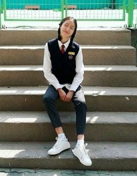 서울 용산구 한강중학교는 2010년부터 여학생에 치마·바지 선택권을 보장했고, 2014년엔 여학생들의 의견을 받아들여 남학생처럼 넥타이를 맬 수 있도록 교칙을 변경했다. ⓒ교복왕 인스타그램 캡처