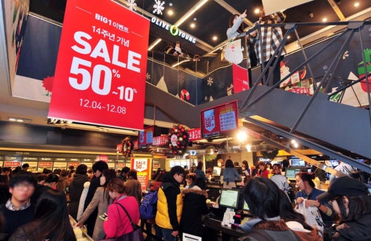 사진은 국내 한 매장에서 쇼핑을 하고 있는 시민들 모습. ⓒ뉴시스·여성신문