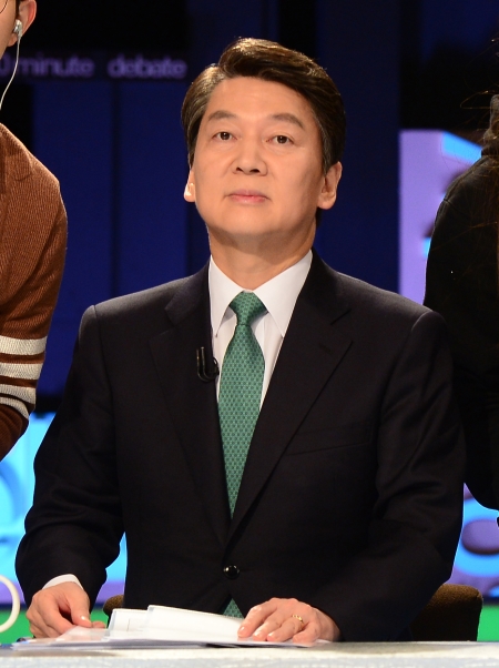 국민의당 대선 경선 후보인 안철수 의원이 30일 오후 서울 마포구 상암동 MBC 스튜디오에서 100분토론 준비를 하고있다. ⓒ뉴시스·여성신문