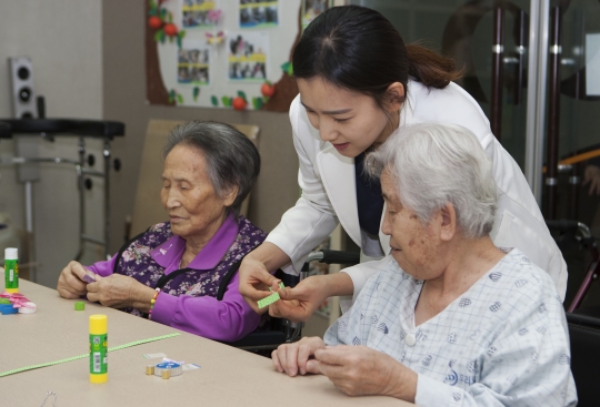 요양병원에서 의료진이 노인들을 돌봐주고 있다. ⓒ이정실 여성신문 사진기자