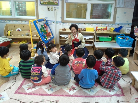 ‘이야기할머니’로 인생 2막을 연 박계영씨가 어린이집에서 아이들에게 동화 구연을 하고 있다. ⓒ박계영씨