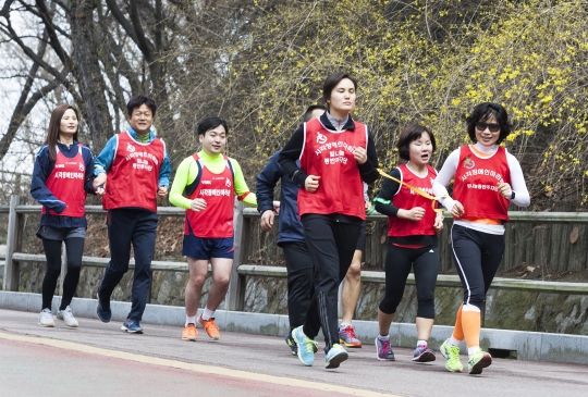 1일 오전 서울 중구 남산 산책로에서 시각장애인마라톤클럽 회원과 동반주자들이 함께 달리고 있다. ⓒ이정실 여성신문 사진기자