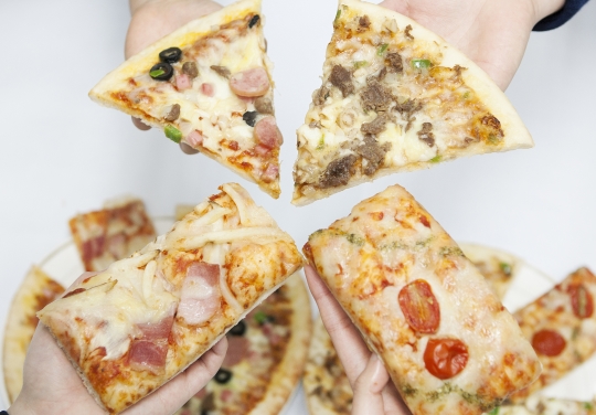 왼쪽 아래부터 시계방향으로 베이컨&포테이토 피자, 콤비네이션 피자, 불고기 피자, 마르게리타 피자. ⓒ이정실 여성신문 사진기자