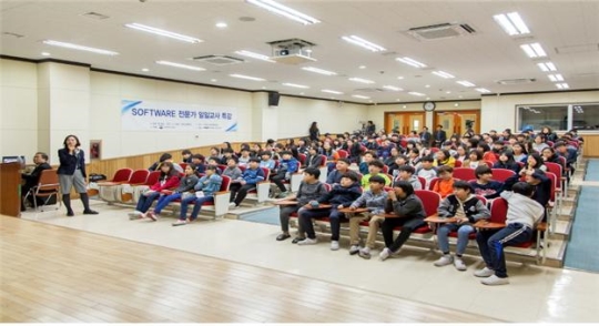 이은정 ㈜창의공간 대표가 3월 14일 경산 평산초등학교 학생들에게 소프트웨어의 중요성에 대해 설명하고 있다. ⓒ미래창조과학부