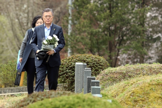 더불어민주당 문재인 대선후보가 부인 김정숙 씨와 5일 경남 양산의 부친 묘소를 참배했다. ⓒ더불어민주당