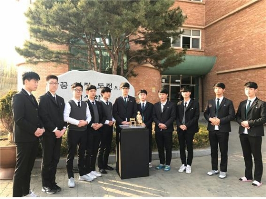 인천 신송고등학교에 학생들이 건립을 주도한 작은평화의소녀상이 4일 설치됐다. ⓒ신송고등학교 학생회