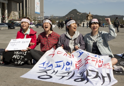 불꽃페미액션 회원들이 10일 서울 종로구 광화문광장에서 대선후보자들에게 낙태죄 폐지에 대한 약속을 요구하는 기자회견을 열고 퍼포먼스를 하고 있다. ⓒ이정실 여성신문 사진기자