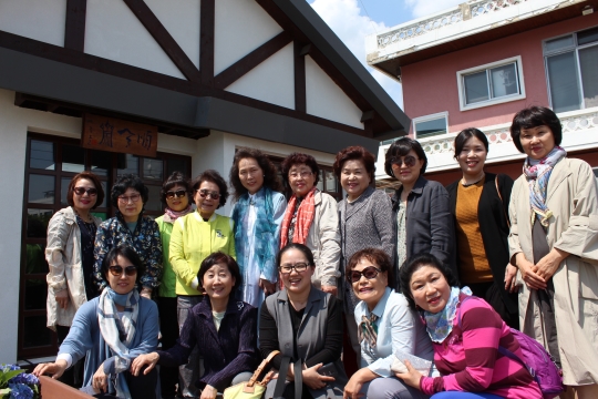 참석한 여성문화네트크(WIN)대구경북지부 회원들이 순천재앞에서 기념 촬영을 하고 있다 ⓒ김성자 기자