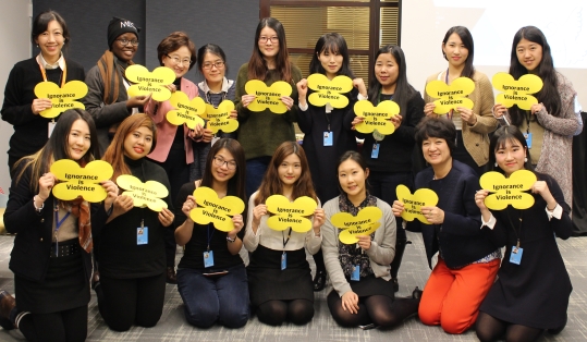 올해 3월 UN CSW(유엔 여성지위위원회)에 한국YWCA연합회 회원들이 참가해 평화비 모금을 안내하며 기념촬영했다. ⓒ한국YWCA연합회