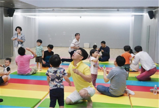 ‘워킹대디’를 위한 서울시 ‘아이조아 아빠교실에서 아빠들이 아이들과 함께 비눗방울 놀이를 하고 있다. ⓒ서울시