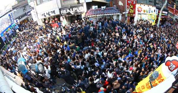 문재인 더불어민주당 대선후보가 24일 충남 천안 남구 신부문화의 거리에서 열린 집중유세에서 많은 지지자가 몰린 가운데 지지를 호소하고 있다. ⓒ뉴시스·여성신문