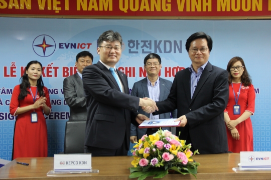 한전KDN은 지난 25일 베트남 전력공사와 전력ICT 및 에너지신사업 분야 협력 강화를 위한 업무협약을 체결했다. 왼쪽부터 한전KDN 에너지신사업처장과 베트남 전력공사 ICT센터장. ⓒ한전KDN