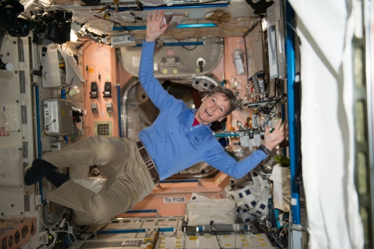 미국인으로서도, 여성으로서도 우주에 가장 오래 머문 우주인 페기 윗슨. 그는 지난 23일 자신의 트위터를 통해  우주 생활을 공개했다. ⓒ페기 윗슨 트위터(@AstroPeggy) 캡처