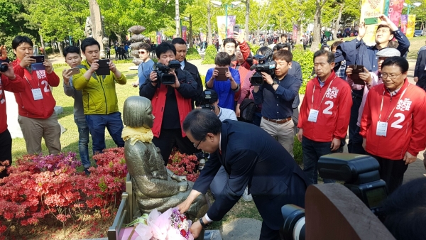 홍준표 자유한국당 후보가 29일 울산대공원에 마련된 소녀상에 헌화하고 있다. ⓒ뉴시스·여성신문