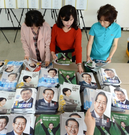 28일 오전 서울 광진구 능동로 광진구선거관리위원회에서 관계자들이 거소투표 신고인들에게 발송할 거소투표용지와 후보자들의 공보물을 봉투에 담는 작업을 하고 있다. ⓒ뉴시스·여성신문