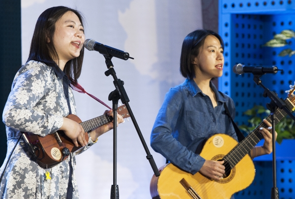 투스토리에서 보컬을 맡고 있는 예진(왼쪽)과 기타를 담당하는 미옹. ⓒ이정실 여성신문 사진기자