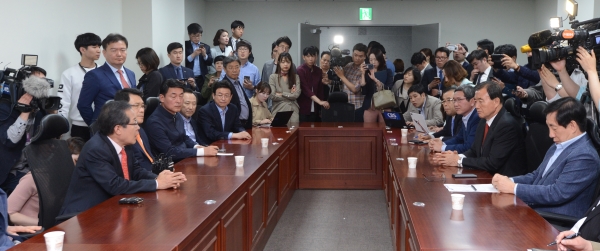 홍준표 자유한국당 대선후보가 1일 오후 국회 의원회관에서 바른정당 비 유승민계 의원들과 회동하고 있다. ⓒ뉴시스ㆍ여성신문
