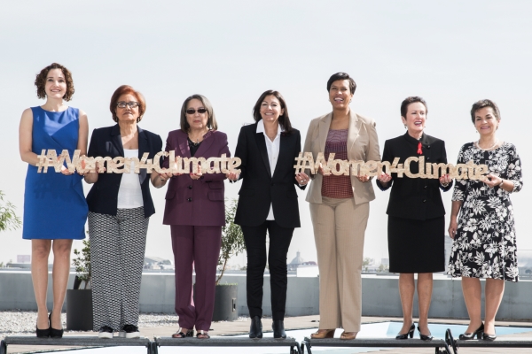 ‘위민포클라이밋(Women4Climate)’ 캠페인을 홍보하는 여성 시장들. 가운데가 C40세계도시기후정상회의 첫 여성의장인 안 이달고 파리시장. ⓒC40