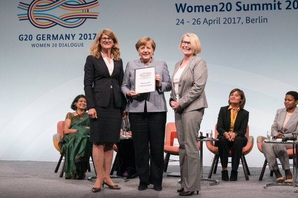 여성경제정상회의(W20)를 주관한 앙겔라 메르켈 독일 총리(가운데)가 참석자들과 실행권고안을 소개하고 있다. ⓒWomen20