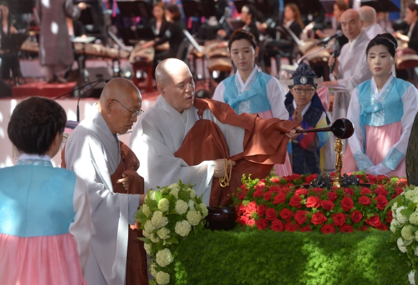 지난해 부처님오신날인 5월 14일, 조계사에서 열린 봉축법요식 중 관불의식. 여기서도 여성은 보조적 역할에 머무른다. ⓒ뉴시스·여성신문